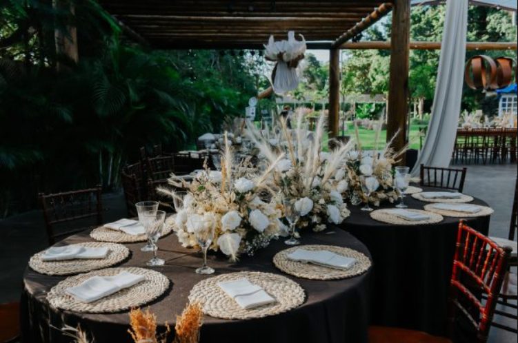 Mesa decorada para casamento no Casarão